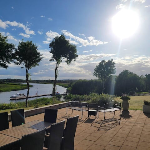 Bun House: with access to Public Jetty & Slipway