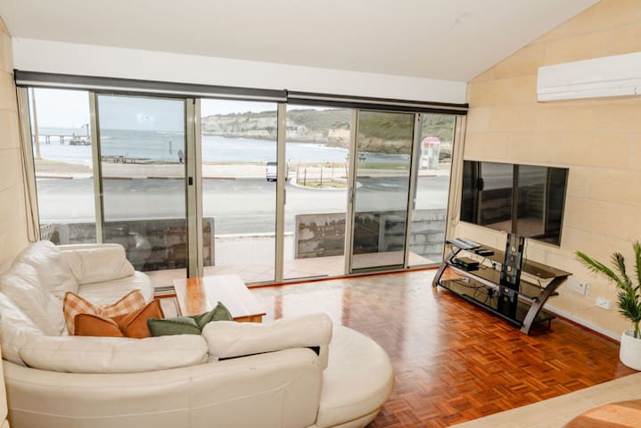 Bayview No 2 – Beachfront Apartment