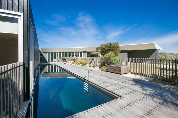 Oceania Retreat | Private Beach Access with Pool gallery image 3