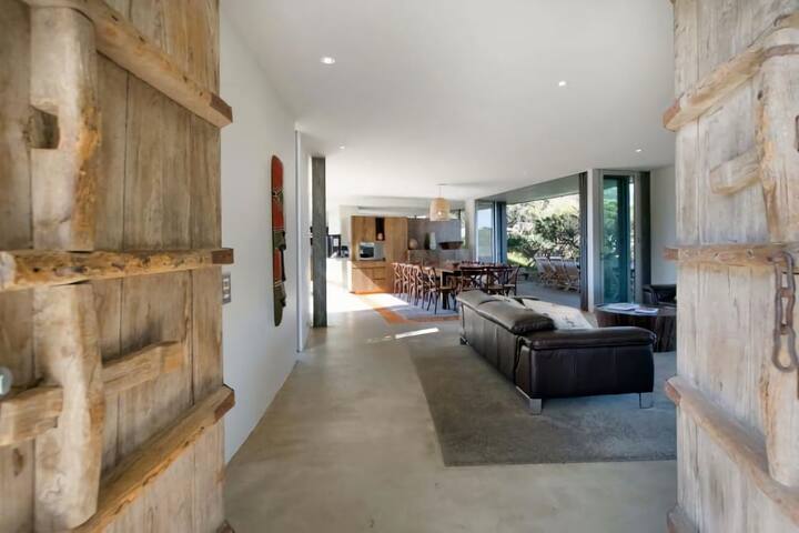 Oceania Retreat | Private Beach Access with Pool gallery image 4