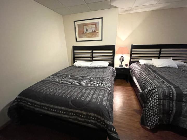 Soveværelse 6 med en kingsize-dobbeltseng, en queensize-dobbeltseng og tv på nederste etage