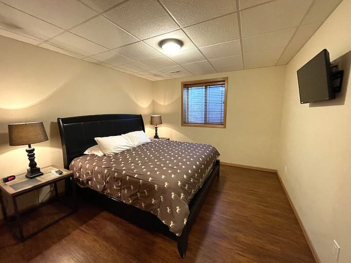 Soveværelse 5 med kingsize-dobbeltseng og tv på nederste etage