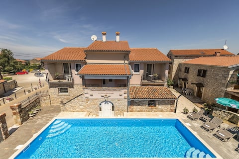 Popular Airbnb listing: Valtrazza with common pool - noemi iii in Antenal