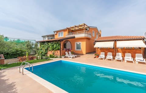 Villa Visnjan with Pool - Apartment No.1 on the Fi