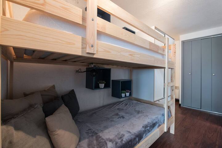 睡眠区， 90厘米内设有两张单人上下铺床