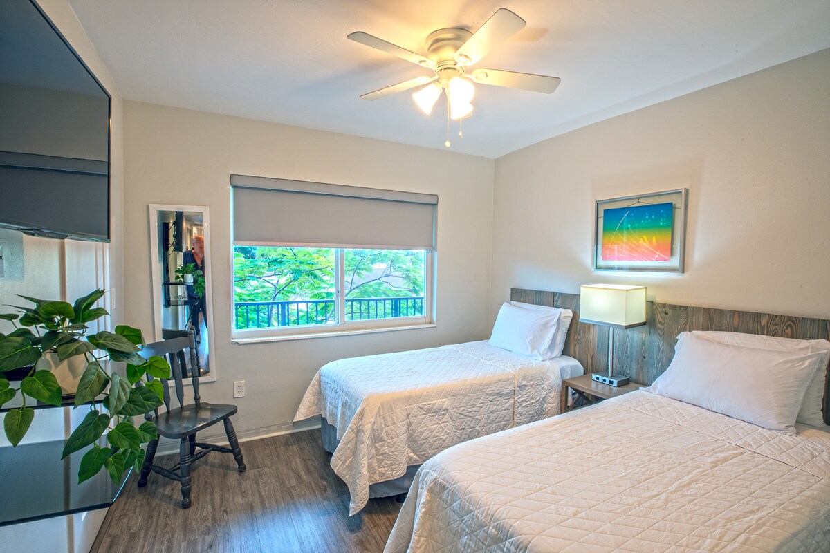 Dormitorio 2: dos camas individuales, vestidor y televisor inteligente