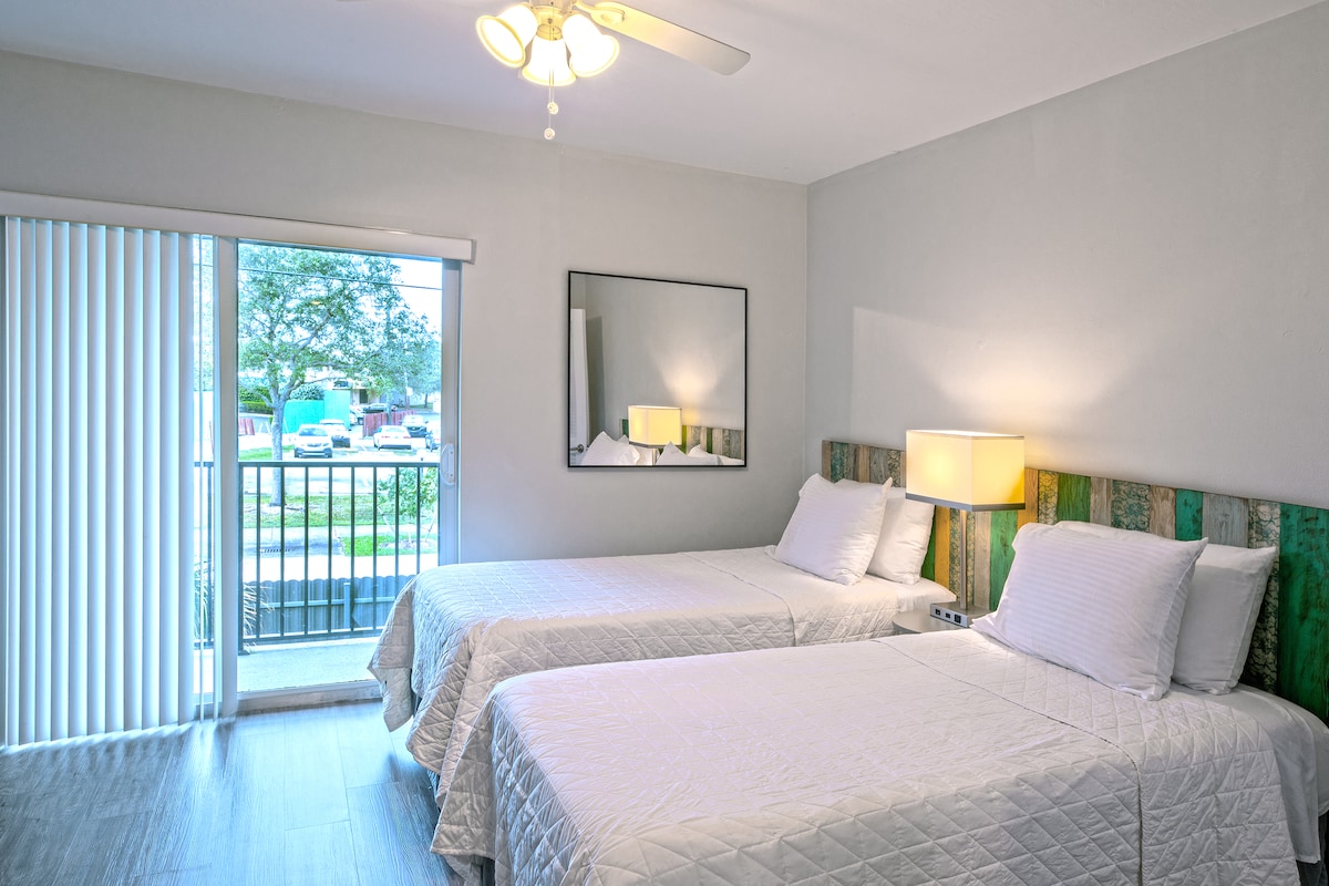 Dormitorio 1: dos camas individuales, vestidor, TV inteligente y balcón.