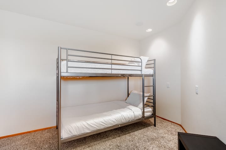 Chumba cha kulala 4 kina kitanda cha ghorofa.