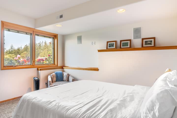 Chumba cha 3 cha kulala kina kitanda aina ya queen na ufikiaji wa nje.