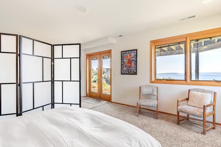 Kifuniko cha kitanda cha Murphy kimetenganishwa na sehemu nyingine ya sebule na kifaa cha kugawanya chumba.