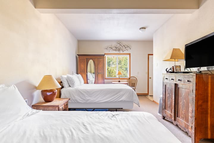 Во спалната соба 4 има брачен кревет (широк 150-179 см) и брачен кревет (широк 180-179 см