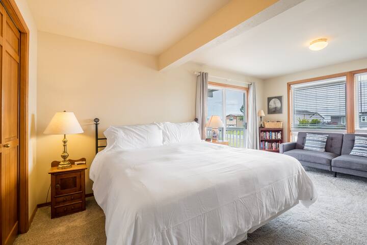 Примарната спална соба има брачен кревет (широк 150-179 см), пристап до балкон и сопствена бања.