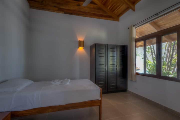 房间舒适，配有一张单人床，拥有迷人的海滨装饰和宁静的氛围。 