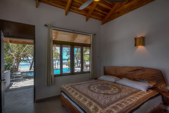 优雅的主卧配有加大双人床，配有完美的床上用品和海风。