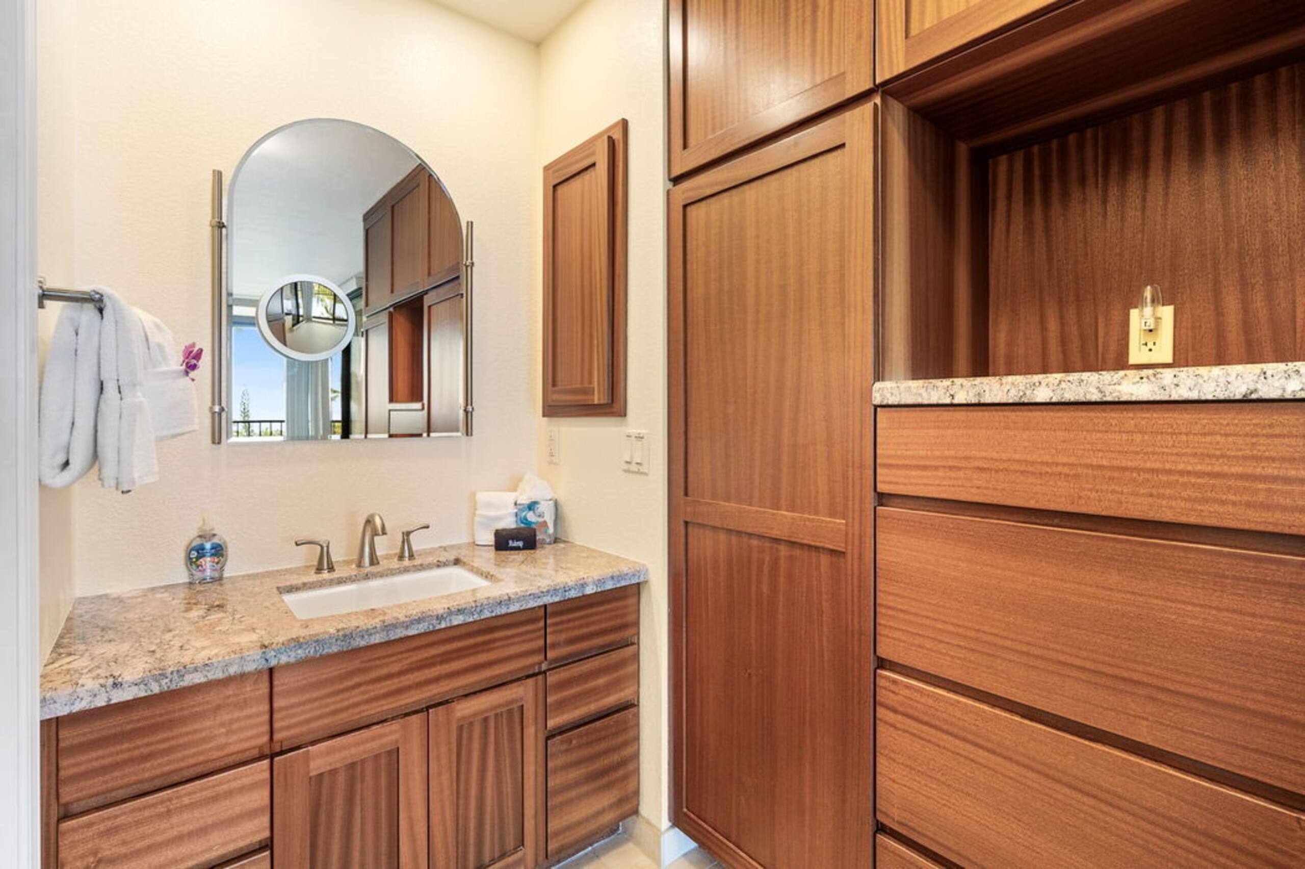 Condo in Kailua-Kona · ★5.0 · 2 bedrooms · 3 beds · 3 baths - Image 17