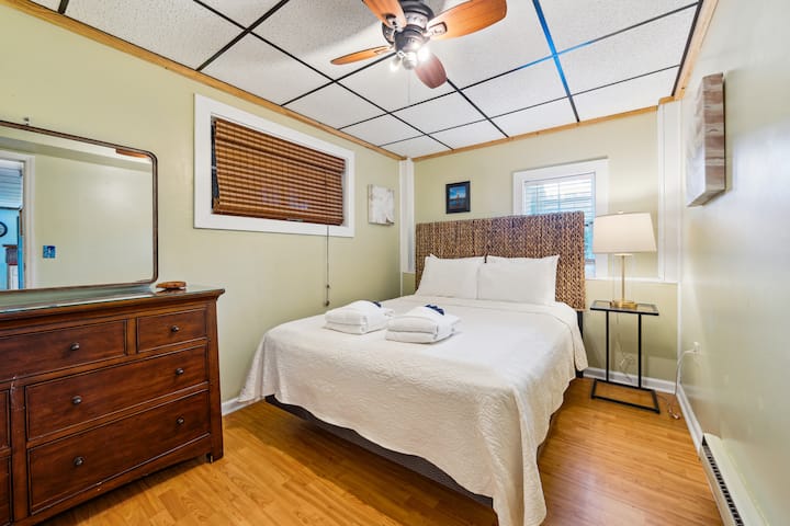 Spálňa na prízemí so spoločnou kúpeľňou a druhou obývacou izbou a kuchyňou