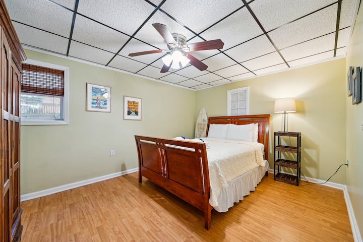 Spálňa na prízemí so spoločnou kúpeľňou a druhou obývacou izbou a kuchyňou