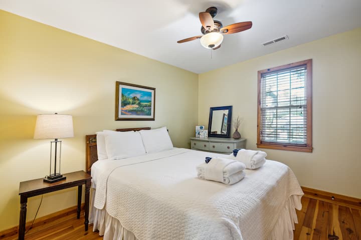 Spálňa pre hostí mimo hlavnej obývacej izby s prístupom do spoločnej kúpeľne