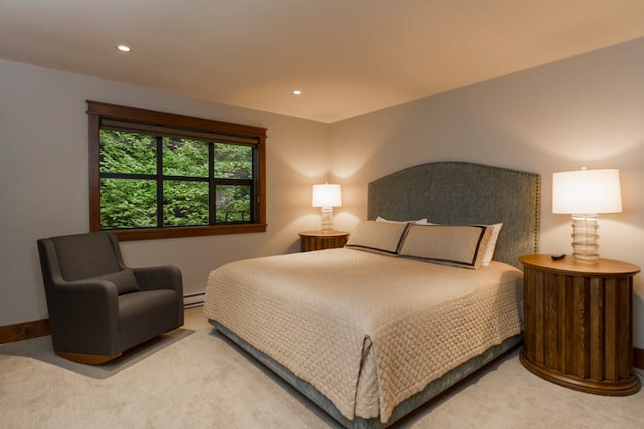 - ห้องนอนกว้างขวางพร้อมเตียงคิงไซส์ที่อบอุ่นและหน้าต่างมองเห็นวิวป่า  
- สีโทนกลางที่นุ่มนวลและแสงสว่างอบอุ่นเพื่อการนอนหลับที่ผ่อนคลาย  
- ที่พักผ่อนที่เงียบสงบเหมาะสำหรับการผ่อนคลายหลังจากการผจญภัยกลางแจ้ง