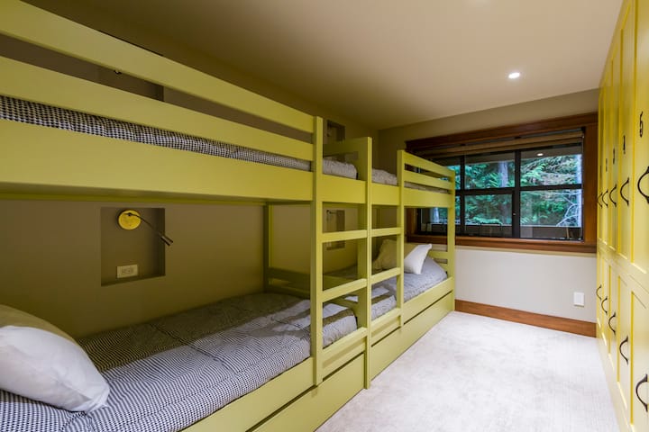 - ห้องพักสนุกสนานพร้อมเตียงสี่เตียงและการตกแต่งด้วยไม้สีสันสดใส  
- เหมาะสำหรับเด็กหรือเพื่อนที่จะแชร์พื้นที่บนภูเขาที่อบอุ่น  
- ที่เก็บของในตัวและวิวป่าทำให้ทั้งสนุกและใช้งานได้จริง  