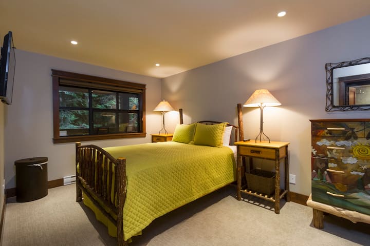 - ห้องนอนน่าอยู่พร้อมเฟอร์นิเจอร์ไม้สไตล์ชนบทและโทนสีอบอุ่น  
- แสงไฟสลัวและพื้นผิวธรรมชาติช่วยเพิ่มความสบายบนภูเขา  
- ที่พักผ่อนที่เงียบสงบล้อมรอบด้วยความสงบของป่า  