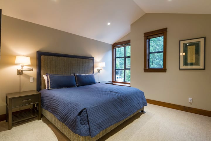 - ห้องนอนที่เงียบสงบพร้อมเตียงคิงไซส์และโทนสีน้ำเงินที่ให้ความรู้สึกสงบ  
- วิวป่าและแสงไฟที่นุ่มนวลสร้างสถานที่พักผ่อนที่สงบ  
- การผสมผสานที่ลงตัวของความสบายและสไตล์สำหรับค่ำคืนบนภูเขาที่ผ่อนคลาย  
