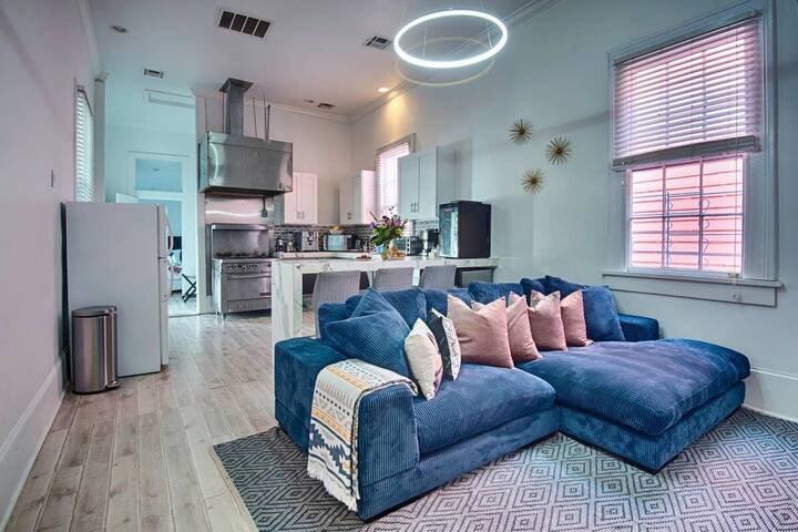 BEST DEAL! Large 5 BR! Steps from French Quarter! gallery image 2