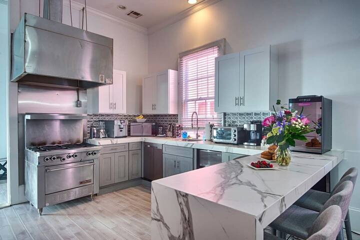 BEST DEAL! Large 5 BR! Steps from French Quarter! gallery image 5