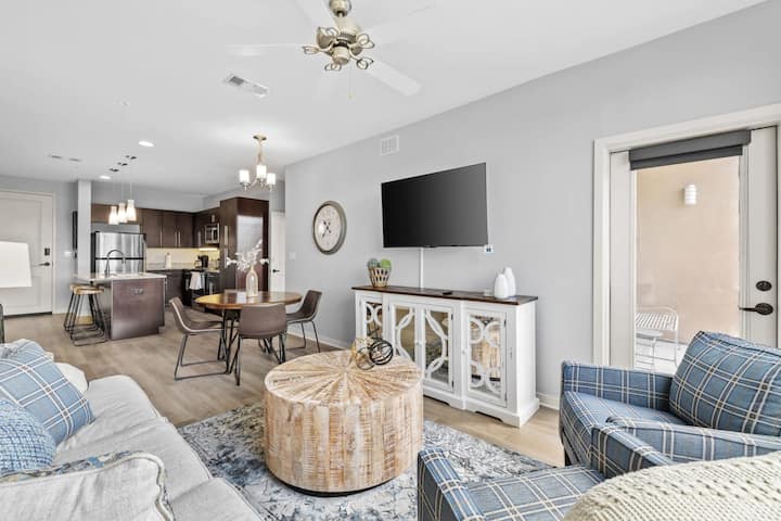 Luxurious Large 2 bed 2 bath Downtown Condo- #402 - Condominiums