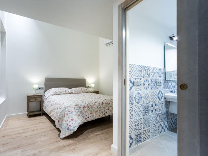 Dormitorio principal en la plata principal del apartamento, con cama de matrimonio y cuarto de baño in suite.