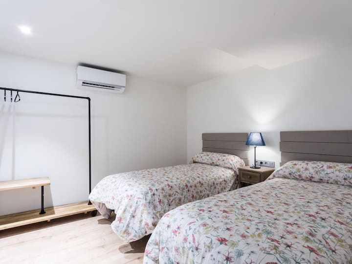 Dormitorio 2 con todo tipo de comodidades,  dos camas individuales,  aire acondicionado y baño in suite.