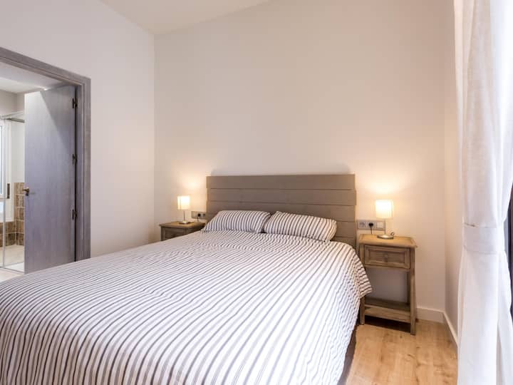 غرفة نوم رئيسية بحمام داخلي