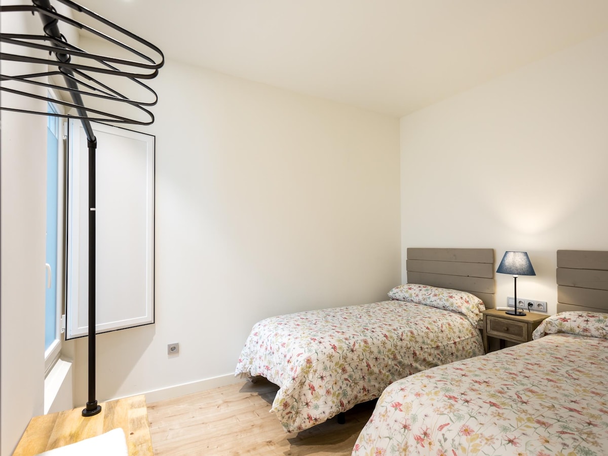 ห้องนอน 2 พร้อมเตียงแฝด 2 หลัง 