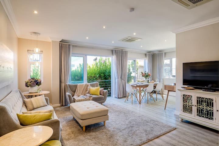 Stylish 2 Bedroom Apartment in Camps Bay ASilverti
