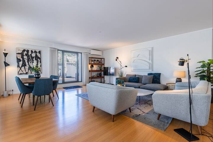 Panorama – Luxurious Penthouse by LovelyStay gallery image 2