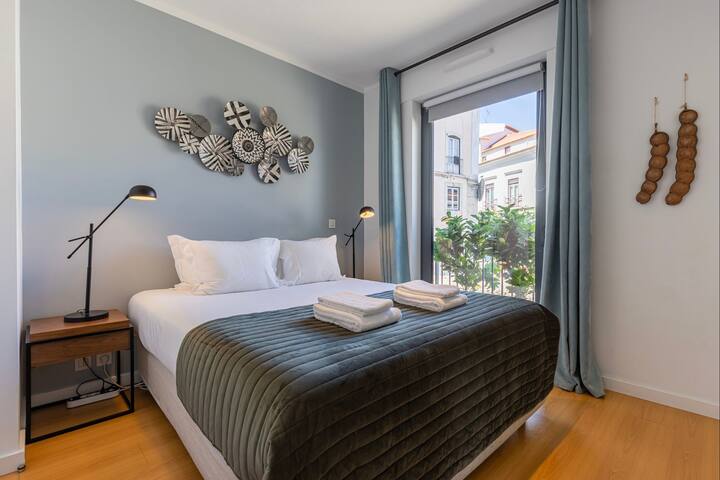 Panorama – Luxurious Penthouse by LovelyStay gallery image 3