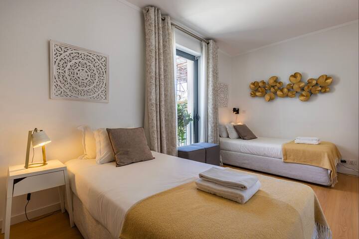 Panorama – Luxurious Penthouse by LovelyStay gallery image 4