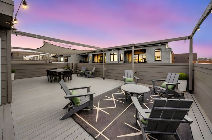 Gulch Sunsets | Rooftop Lounge + Walk to Broadway