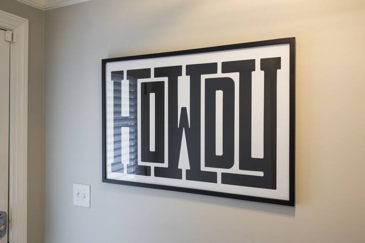 Gulch Sunsets | Rooftop Lounge + Walk to Broadway gallery image 4