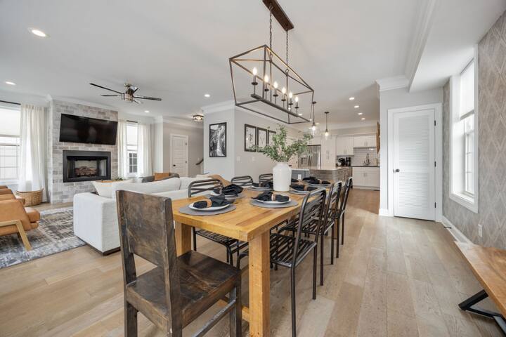 Gulch Sunsets | Rooftop Lounge + Walk to Broadway gallery image 2