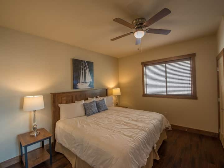 يحتوي الجناح الرئيسي رقم2 على سرير بمقاس كبير وتلفزيون 40 بوصة مزود بفراش فاخر. مجهز بأثاث الأميش المصنوع حسب الطلب