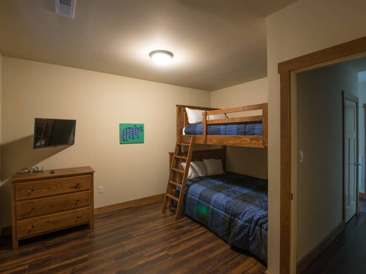 غرفة نوم النزلاء رقم4 مجهزة بسرير مزدوج على سرير كوين وتلفزيون 40 بوصة. 