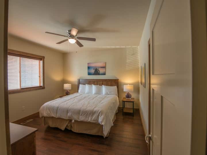 غرفة الضيوف رقم2 التي تحتوي على سرير بمقاس كبير مع تلفزيون 40 بوصة وأغطية فاخرة. تقع في الطابق الرئيسي.