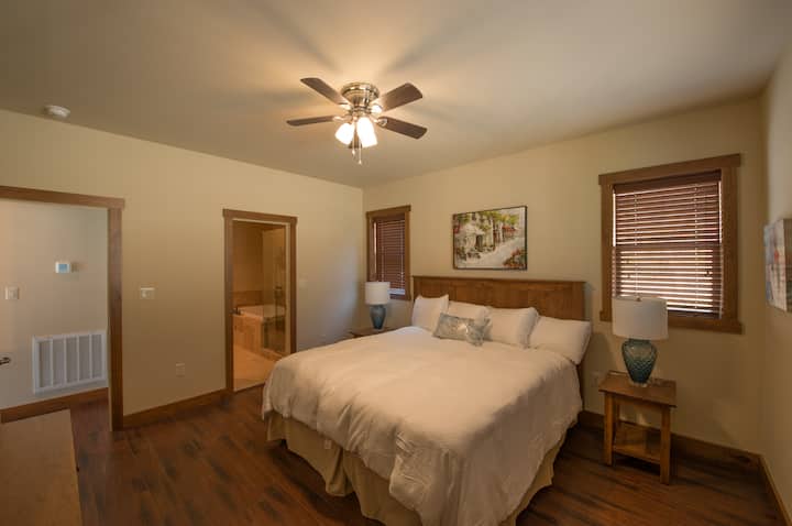 غرفة نوم رئيسية فاخرة في الطابق العلوي