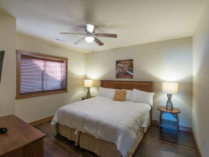 غرفة الضيوف رقم3 التي تحتوي على سرير بمقاس كبير مع تلفزيون 40 بوصة وأغطية فاخرة. يقع في الطابق السفلي.