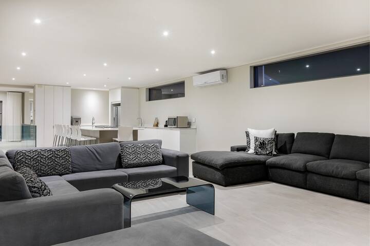 Large 9 Bedroom Villa in Camps Bay w Pool Apostles gallery image 4