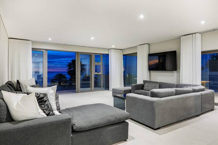 Large 9 Bedroom Villa in Camps Bay w Pool Apostles gallery image 5