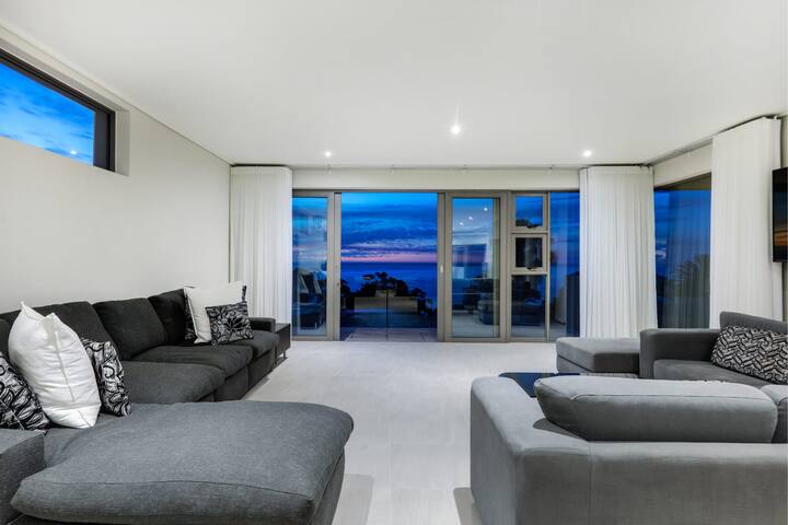 Large 9 Bedroom Villa in Camps Bay w Pool Apostles gallery image 2