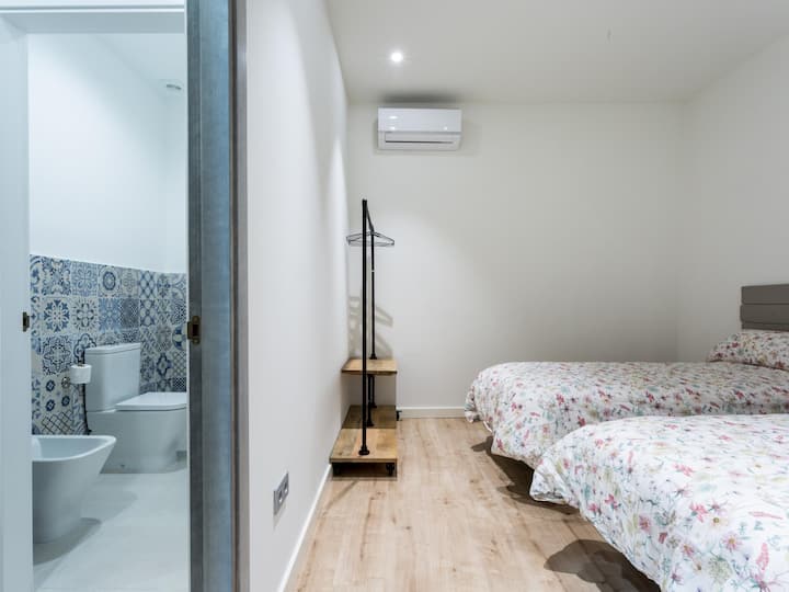 Საძინებელი 2 ერთადგილიანი საწოლით 2 მ x 0.90 სმ და სააბაზანო ოთახით.