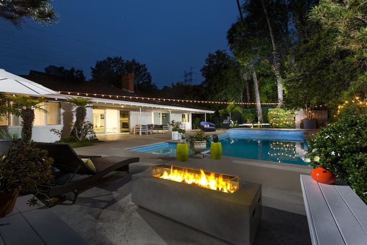 Like NEW contemp Home in Prime Area